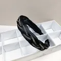 Diadema trenzada negra elegante con brillantes diamantes y tela de satén suave - Estilo Trenzado de Organza con Diamantes / 3.5cm / Negro