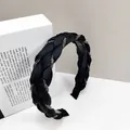 Elegante diadema trenzada negra con cristales brillantes y dientes internos antideslizantes - Estilo Trenzado con Diamantes / 3.5cm / Negro