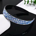 Diadema ancha de cristal con flores de strass azules sobre base negra antideslizante - Estilo Flor de Ciruelo de Cristal / Estilo Vidrio Blanco Strass Azul