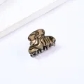 Kleiner Haarclip mit Schildpatt-Muster und glänzender Oberfläche auf weißem Hintergrund - 3cm / Gestreiftes Kaffee