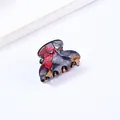 Detailansicht der Marmortextur an der kleinen roten und grauen Acryl-Haarklammer - 3cm / Gesteinsstruktur Rot