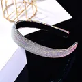 Gros plan de strass arc-en-ciel scintillants sur un serre-tête large noir de luxe - Style Strass Irisé