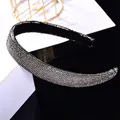 Détail du serre-tête avec strass brillants sur fond noir et doublure intérieure antidérapante - Style Plein Strass Gris Transparent