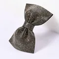 Détail d'une pince à cheveux en forme de nœud ornée de strass gris brillants et chic - 3# Diamant Fin Diamant Gris Clair