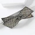 Pasador de lazo con cristales coloridos en base negra sobre soporte geométrico - Rejilla Doble Capa Strass Gris Transparente