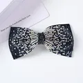 Pasador de lazo con diamantes negros y AB sobre tarjeta de soporte blanca - Lazo Simple Strass Marino Degradado