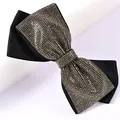 Dettaglio del fermaglio a fiocco in tessuto nero con strass brillanti e clip a molla - Base Nera Strass Grigi