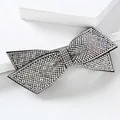 Pasador de lazo con diamantes de imitación plateados y base negra en soporte - Rejilla Doble Capa Strass AB y Blanco