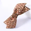 Detalle de horquilla con lazo en oro rosa con micro-pedrería y cristales triangulares - Champaña con diamantes champaña