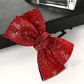 Dettaglio del fermaglio a fiocco con strass rossi scintillanti e doppi cristalli di lusso - Croce Da 95 Cm [rosso]