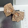 Haarklammer in Champagner-Gold mit glitzernden Strasssteinen und Kristallen - Schmetterling Dreieck Champagner Glas Mit Champagner Strass