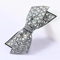 Primer plano de pinza para el pelo con lazo doble de diamantes de colores y base plata - Blanco con diamantes AB irisados