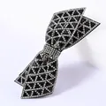 Primer plano de un pasador de pelo con lazo negro doble y brillantes diamantes de imitacion - Negro + Circonita Clara