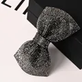 Détail du bandeau éponge à strass gris avec un nœud étincelant pour un look élégant - Strass Gris Minéral