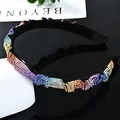 Diadema plisada de cristal arcoíris con pedrería degradada sobre base de tela negra - Estilo plisado estrecho / Diamantes de imitación arcoíris