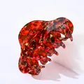 Primer plano de pinza de pelo grande de acetato con estampado de carey elegante - M / Carey Rojo