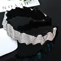 Diadema plisada con cristales arcoíris sobre tela negra de estilo francés lujoso - Estilo plisado ancho / Cristales AB