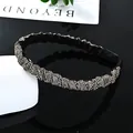 Diadema elástica negra brillante con diseño plisado y cristales plateados densos - Estilo plisado estrecho / Diamante gris transparente