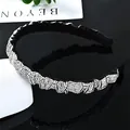 Elegante diadema de pliegues negros con filas de cristales brillantes y textura - Estilo plisado estrecho / Circón Blanco
