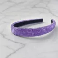 Detail van een paarse gewatteerde hoofdband met glinsterende strasstenen en antislipvoering - Paars