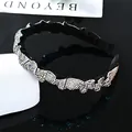 Diadema plisada de lujo con cristales AB coloridos sobre terciopelo negro suave - Estilo plisado estrecho / Diamantes de imitación AB