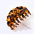 Detalle de pinza para el pelo grande de acetato con patrón de carey ámbar elegante - M / Borde Ondulado / Carey Marrón