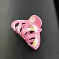 Pinza para el pelo rosa con estampado de margaritas y acabado brillante para peinados - Rosa oscuro