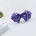 Detalle del lazo de strass violeta intenso con engaste pavé complejo en el clip - Cristal Vidrio Simple Pervinca