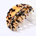 Primer plano de una pinza de pelo grande de acetato con estampado de leopardo y dientes firmes - L / Borde Ondulado / Carey Beige
