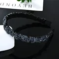 Diadema plisada azul marino con cristales brillantes y base de tela negra elegante - Estilo plisado estrecho / Diamante azul marino