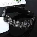 Diadema plisada con cristales de colores arcoíris sobre base de tela negra - Estilo plisado ancho / Cristal de vidrio negro