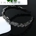 Diadema de cristal brillante con incrustaciones de strass sobre tejido negro plisado - Estilo plisado estrecho / Diamante gris oscuro