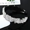 Diadema ancha plisada con cristales plateados geométricos sobre base de tela negra suave - Estilo plisado ancho / Circón Blanco