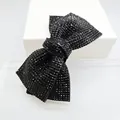 Elegante pinza para el pelo con lazo negro y diamantes en una caja blanca - Cruz Mediana Degradado Negro Puro