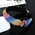 Diadema plisada de cristales arcoíris con pedrería brillante y base de tela negra - Estilo plisado ancho / Diamante de arcoíris