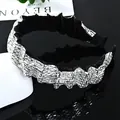 Diadema de cristales brillantes con pedrería plateada sobre base de tela negra - Estilo plisado ancho / Cristales de vidrio blancos