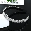 Elegante diadema negra plisada con cristales brillantes y un lujoso diseño de diamantes - Estilo plisado estrecho / Cristales de vidrio blancos