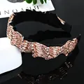 Diadema plisada con pedrería champán sobre tela negra para peinados elegantes - Wide Pleated Style / Cristal de vidrio champaña