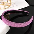 Serre-tête large élégant orné de strass roses denses avec une doublure intérieure noire - Zircone Rose