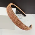 Luxe brede haarband met dichte amberkleurige steentjes en zwarte antislip binnenkant - Roestgeel Strass