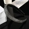 Diadema ancha de lujo con pedrería gris oscuro y reflejo elegante en espejo negro liso - Estilo Completo Strass Cristal Gris Transparente
