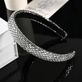 Diadema ancha brillante con cristales plateados sobre fondo negro de calidad - Estilo Completo Strass Cristal Blanco