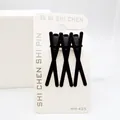 Set de tres pinzas para el cabello negras en forma de X sobre tarjeta de exhibición - Pinza Pico de Pato Negra Cruzada (NM-425) / Juego de 3 / Negro