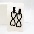 Set de dos pinzas para el cabello negras con doble corazón sobre tarjeta de marca - Pinza Pico de Pato Negra Lazo Hueco (SC-425) / Juego de 2 Piezas / Negro