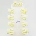 Set di 10 mini mollette per capelli in plastica gialla opaca esposte su cartoncino - Molla Piccola a Zucca / crema