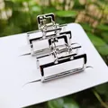 Set van twee zilveren vierkante holle metalen haarklemmen op witte kaart in de tuin - 2.5cm / Vierkante Klem / Wit Zilver