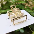 Drie gouden metalen haarklemmen met geweven textuur op een witte displaykaart - 2.5cm / Vierkante Klem met Kettingtextuur / Helder Goud