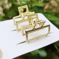 Driedelige set gouden geometrische metalen haarklemmen met elegante gedraaide textuur - 2.5cm / Vierkante Klem met Kettingtextuur / Mat Goud