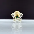 Primer plano de mini pinza de pelo de flor con pétalos claros y gema verde - Blanco Transparente Con Strass