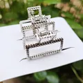 Set van drie rechthoekige zilveren metalen haarklemmen met elegante kettingstructuur - 2.5cm / Vierkante Klem met Kettingtextuur / Wit Zilver